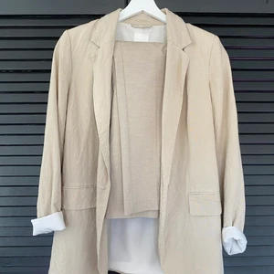 Beige snygg kostym  - En beige snygg kostym från HM! Jätteskönt i materialet och i fint skick!😍