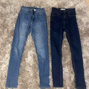 Mörkblå skinny jeans från ginatricot storlek S nyskick, köpta för 299kr säljs för 150kr pris kan diskuteras. Kommer ej till anvädning! Ljusblåa skinny jeans från HM i storlek 36/S köpta för 250kr säljer för 100kr! Kommer ej till användning <3