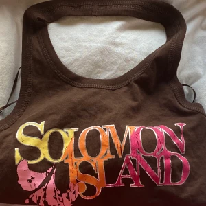 Tropisk bohemisk mini/midi halter klänning - Skit fin tropisk bohemisk halter klänning med tryck som är helt underbar. Endast är trycket som har spruckigt lite annars bra skick! Köpt vid 2000-tal så finns ej kvar längre.  Barnstorlek (146) Men passar mig som S men även XS! Sitter lite löst på mig och kan dessutom skjusteras med band i midjan! Möjligtvis skulle denna kunna sys om till en topp och kjol!!! Köparen står för frakt! 💕💕 Buda gärna i kommentarerna eller privat! 