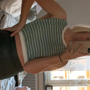 Randig magtröja  - Fin randig magtröja använd en gång så väldigt fint skick🤗 jag är 165 cm lång