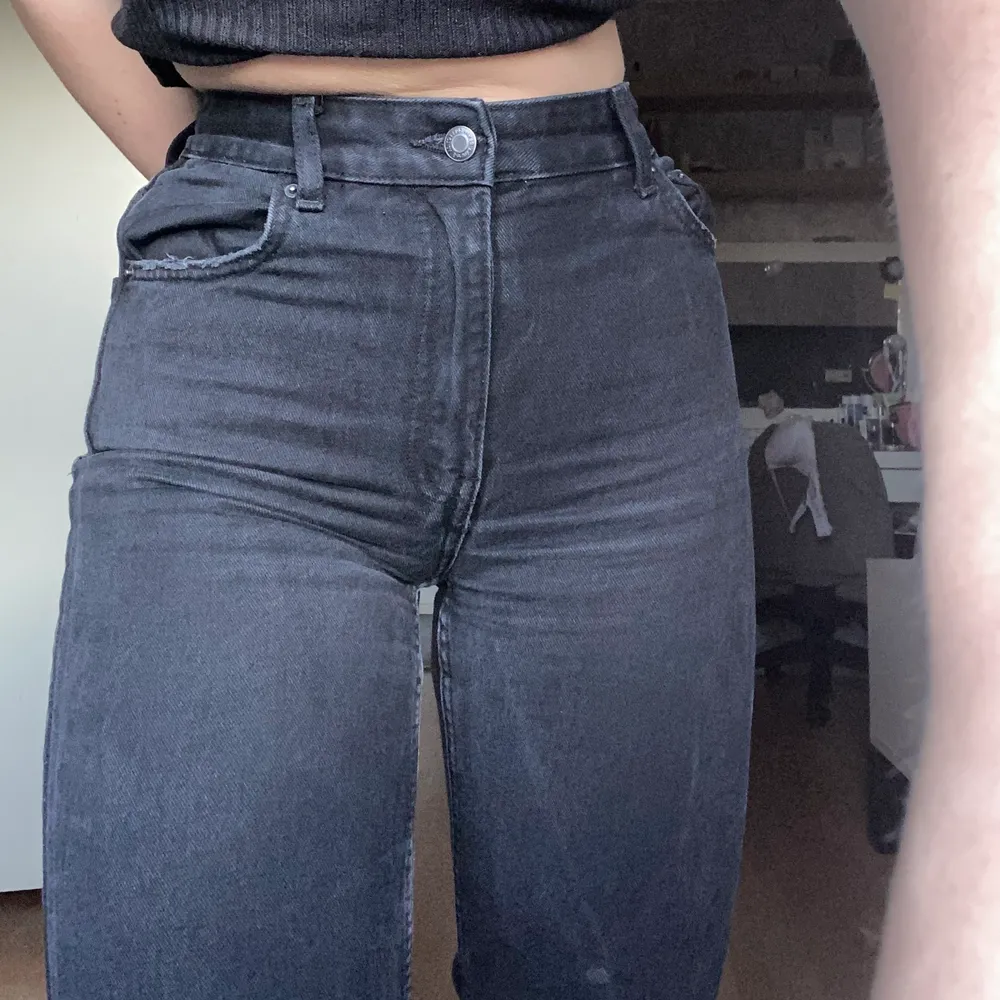 Säljer mina svarta jeans ifrån bershka för jag inte tycker dom passa min kroppsform. Ändats använda enstaka gång.. Jeans & Byxor.