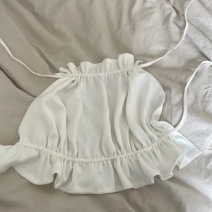 Vit fin topp med knyte i ryggen  - Vit topp med knyte i ryggen, pris 150+frakt