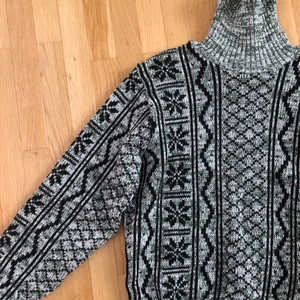 Stickat polotröja! - Så fin polotröja som ej kommer till användning! Strl xs/s! 120 kr + spårbar frakt 66 kr! 