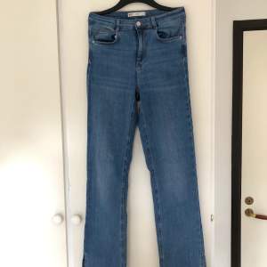 Helt oanvända Molly slit jeans i en fin ljusblå tvätt från Gina tricot, strl M. 💙Långa i modellen, passar 170 cm+.  Frakten ingår i priset!