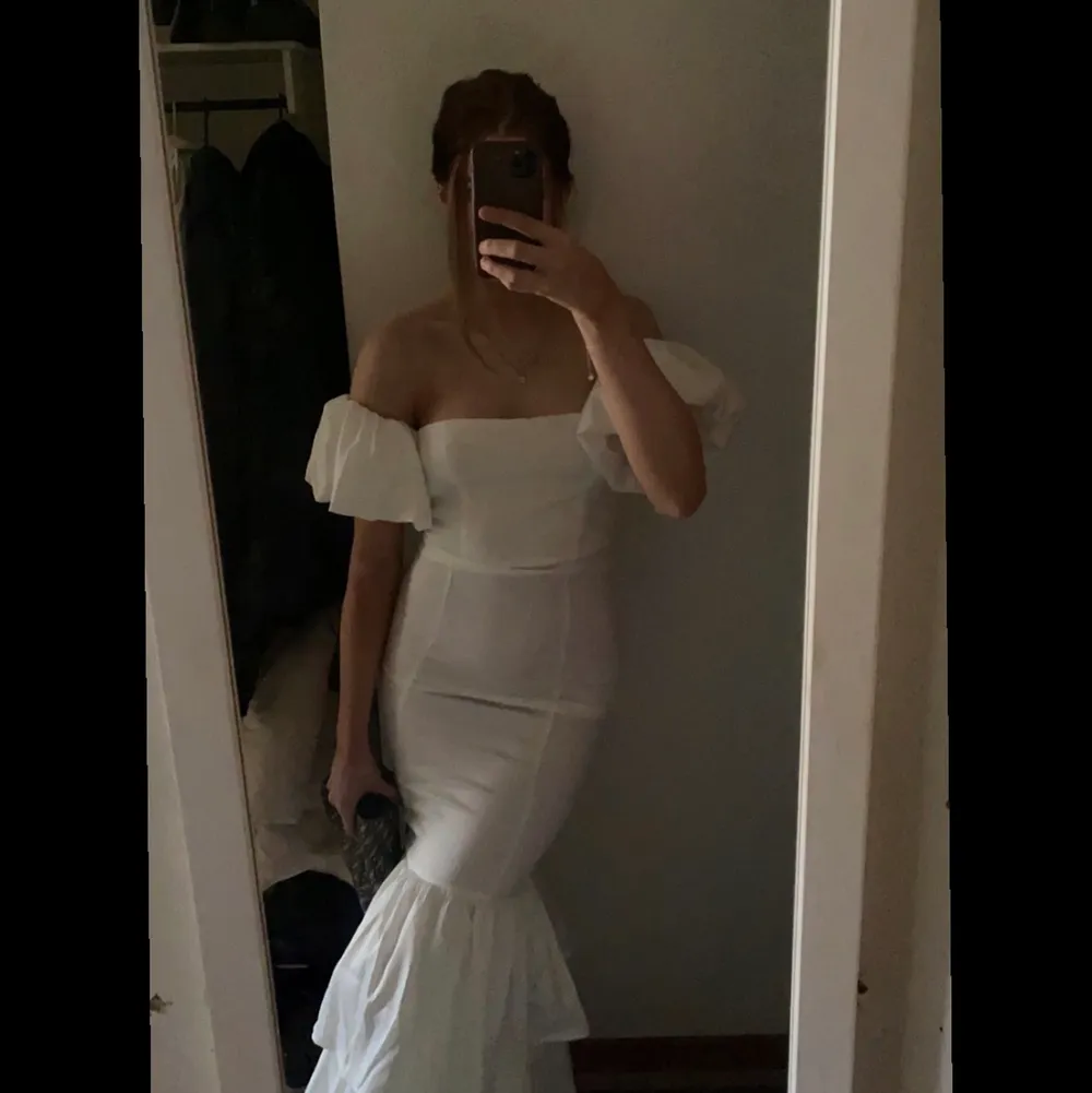 Säljer min såå fina balklänning pga att jag hittat en annan jag vill ha. Köpt på boohoo men storleken är nu slut på hemsidan, aldrig använd bara testad med prislapp på. 🥰. Klänningar.