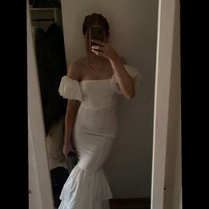 Säljer min såå fina balklänning pga att jag hittat en annan jag vill ha. Köpt på boohoo men storleken är nu slut på hemsidan, aldrig använd bara testad med prislapp på. 🥰