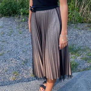 glitter kjol  - säljer nu min älskade glitter kjol 💜 köpt för 599, säljer nu för 300 kr frakten går på 60 kr 