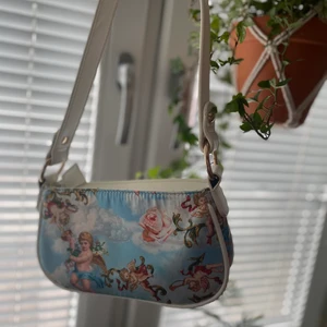 Axelväska    - Söt axelväska med renässanstema med små söta änglar. Perfekt för sommaren för att matcha din outfit.