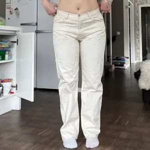 Snygga vita/beiga jeans som är raka!! 💕 FRÅGA FÖR MÅTT!!!