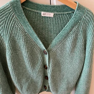 Mintgrön Kofta - Superfin och skön mingrön kofta med ”sammet” känsla. Såååå go och mjuk. Använd 1 gång av dottern som har alldeles för mycket kläder 🌟