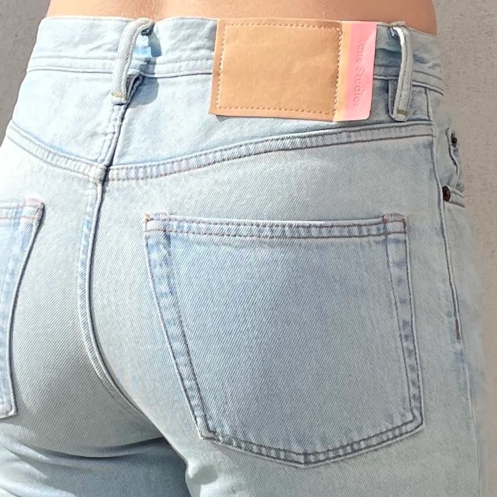Oanvända Ljusblå jeans från Acne studios i strl 25/32. Inköpspris: 2100kr, Köparen står för frakten & betalning sker via Swish!<3. Jeans & Byxor.