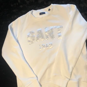 Gant sweatshirt  - Sweatshirt från Gant, vit med vit text (ser ut som silver på bilderna). Använd ca 5 gånger. Felfri