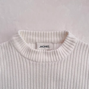 Vit stickad tröja - Vit supersnygg stickad tröja från monki! Sitter väldigt fint på enligt mig!:) - kan mötas up eller fraktas (köparen står för frakt)