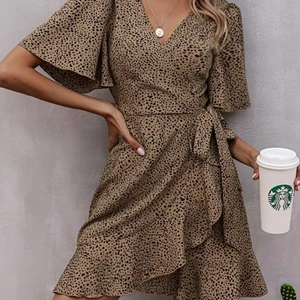 Klänning  - Säljer denna fina klänning, frakt tillkommer! 💕