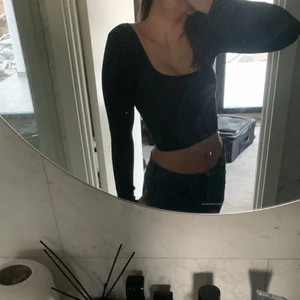 Svart topp - Säljer denna svarta toppen från Zara, den har endast används när jag köpte den alltså är den som i nytt skick. Bara att skriva om du har funderingar!❤️‍🔥