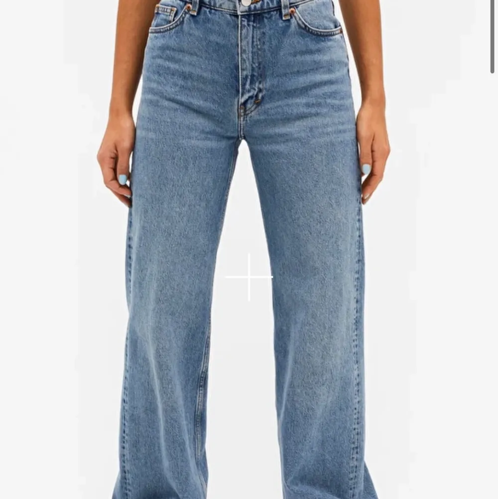 Så fina jeans ifrån Monki! De är i modellen YOKO och är iprincip oanvända! Köpta i vintras! Nypris 400kr. Säljer pga att de är för stora för mig!❤️. Jeans & Byxor.
