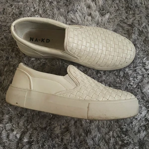 NA-KD slip on skor - Strl 39 Använda ett fåtal gånger, alltså i fint skick!  Köparen står för frakten! (Skickar spårbart med postnord) 