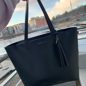 Victoria Secret väska  - Väska som är rymlig och jätte fin. Köpt för 1,2 i Mall of Scandinavia Victoria Secret butik. 