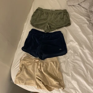 Mjukisshorts - Så dina mjukisshorts i tre olika färger som påminner om juicy set . Bra skick. Dem gröna och beiga är i storlek S medan dem blå är xs. Men alla passar Xs-s skulle jag säga. Paketpris om man köper fler. 40 kr st. 
