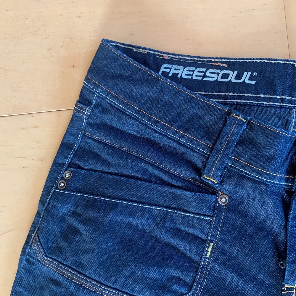Lågmidjade jeans från ”Freesoul”, färgen är mörkblå, nästan svart🌟 midjemått 86, innerben 88cm. Jeans & Byxor.