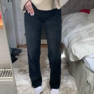 Super super snygga svarta jeans från Gina tricot. Använda fåtal gånger så dom är i nyskick. Strl 38. Nypris 599kr men säljer för 250kr + 50kr frakt 