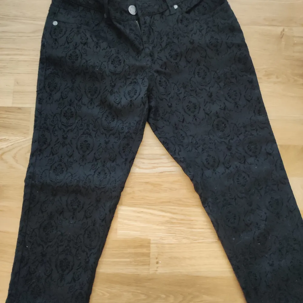 Svarta, vintage low waist jeans storlek 38. Har aldrig använt de då den inte passade mig, men de är nya.. Jeans & Byxor.