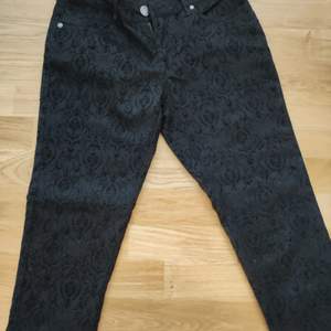 Svarta, vintage low waist jeans storlek 38. Har aldrig använt de då den inte passade mig, men de är nya.
