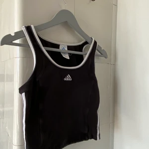 Super snygg adidas topp🤍❕ -  söt addids topp med ränder på sidorna. Jätte sjönt bomullsaktigt mattreal. Bra tränings topp eller bara en fin sommar topp🌺❕🥥
