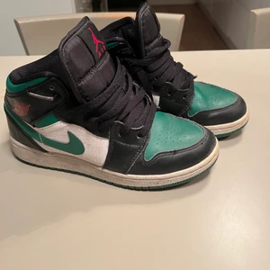 Jordan  - As coola gröna Jordan skor! Dessa är storlek 35 men passar mig som har 36/37 i vanliga fall perfekt👌🏼👌🏼