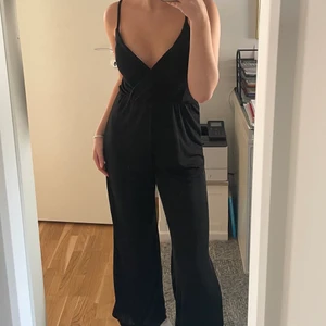 Jumpsuit  - Säljer en nästan helt oanvänd jumpsuit från Gina tricot, perfekt till sommaren! Säljer för att jag tycker den blir lite för kort för mig som är 170. 