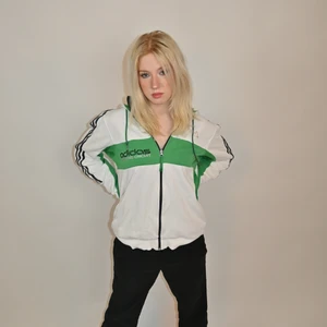 Adidas hoodie - En riktigt fet hoodie från adidas, köpt på Sellpy! Modellen är 171 cm och storleken är M💓 passar väldigt bra till svarta kostymbyxor eller najs jeans! Skriv priv för fler bilder!