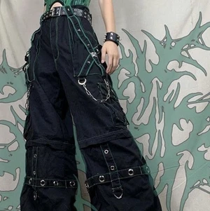 Punk Cargo Byxor  - Skit snygga punk byxor, liknar de på första bilden när man har på sig (första bilden e lånad) 🥰 Oranga detaljer och lite kedjor skit coola 😻 Köpta på bluefox i Stockholm och ser fortfarande ut som nya! Köpt för 9855kr säljer för 399kr + frakt, byxorna är i storlek M men går att justera båda vid fötterna och i midjan så de kan bli större och mindre.