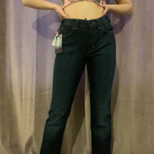  ARMANI JEANS i nyskick, prislapp kvar  - Sköna och fina Armani Jeans som ej kommit till användning. Storlek 28/S, alla lappar sitter kvar. High waist. 