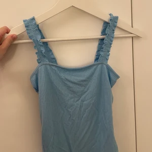 Blått linne - Jättegulligt ribbat blått linne. Storlek XS men strechigt