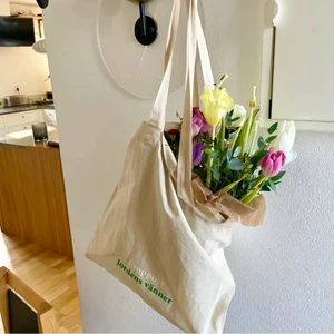 I Support - Köp en kasse av vårat UF företag, I support som skänker 10% av vinsten till vald organisation! Det finns kassar kvar av hjärt och lungfonden och Jordens vänner💜 WWF och Barncancer är tyvärr slut. 1 kasse för 159 kr och 2 för 299kr. Följ vår instagram för mer info🌸