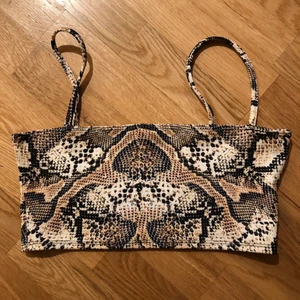 Crop top ormskinn - Crop top i ormskinnsmönster från NLY One, storlek M. Aldrig använd.