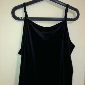 svart linne  - svart linne i sammet med ca 5cm av soft mest i botten, storlek 44 (XL) men känns som en L