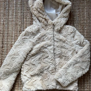 Teddyjacka från Vero Moda  - Teddyjacka i beige färg från VeroModa. Storlek XS. I mycket bra skick. Inga skador eller missfärgningar. 