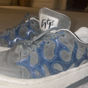 Eytys skor! - Säljer dessa jättecoola eytys som tyvärr inte längre kommer till användning! De finns inte kvar på hemsidan och passar till mycket! Mycket sparsamt använda!!