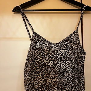 Mönstrad tight klänning - Leopardmönstrad tight klänning med slits på båda sidorna. Aldrig använd! Strl 38 men passar även 36. 