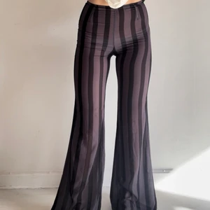 Tunna bootcutbyxor  - Genomskinliga sommarbyxor med bootcut. Säljes pga inte kommit till användning!⭐️ Går ner till marken (utan skor) på mig som är 165 cm.