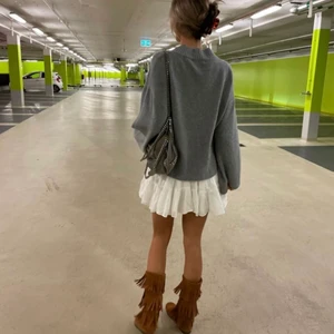 stickad tröja - Säljer denna helt slutsålda skitsnygga stickade tröjan  från pull and bear fast i blå.