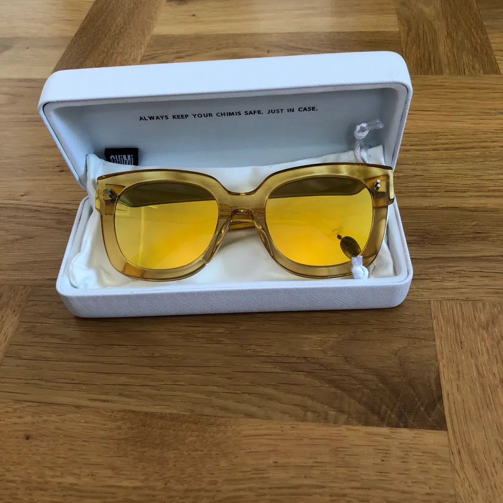 Ett par Chimi eyewear Mango #008 i nyskick endast provade. Allt medföljer från orginal kartongen, dvs ytter lådan, fodralskyddet, fodralet & putsduk och solglasögonen förstås! Köpta för nypris. Pris: 600kr. Går att fraktas och tveka ej att ställa frågor ifall sådant behövs på fler bilder osv!. Accessoarer.