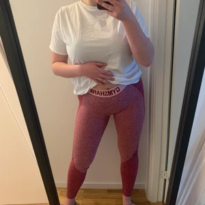 Gymshark Flex Tights, storlek S - Rosa tights från gymshark, om jag inte minns fel är det deras Flex tights. Storlek på dessa är S men de är mycket stretchiga så passar även M! Inte använda alls, bara testade några gånger. Pris: 150kr inklusive frakt