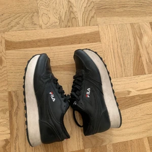 Fila skor  - Fila skor i bra skick. Är lite smutsiga på den vita sulan, men är säkert något som går att tvätta bort☺️ inte använda många gånger. Är storlek 37 och de är normala i storleken. Ca 800kr i nypris