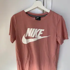 Säljer nu min rosa niketröja som används ett fåtal gånger💓