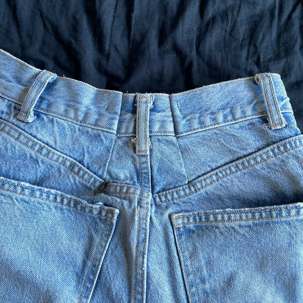 Jeans ifrån Zara med slitningar. Fint skick! storlek 34. OBS: Jeansen är insydda i midjan samt avklippta ca 8-10 cm.. Jeans & Byxor.