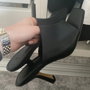 Klackskor  - Säljer dessa oanvända klackar. Dom är as snygga men tyvärr för små för mig så jag har inte kunnat användt dom någon gång. 