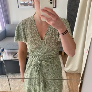 Grön klänning  - Jättefin och somrig men har inte anvädning för den, väldigt fint skick 💚🌿🐸