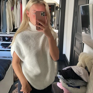 Stickad väst med polokrage - Jätte fin stickad väst med polokrage från NAKD. Använd fåtal gånger, fint skick. Storlek: xs